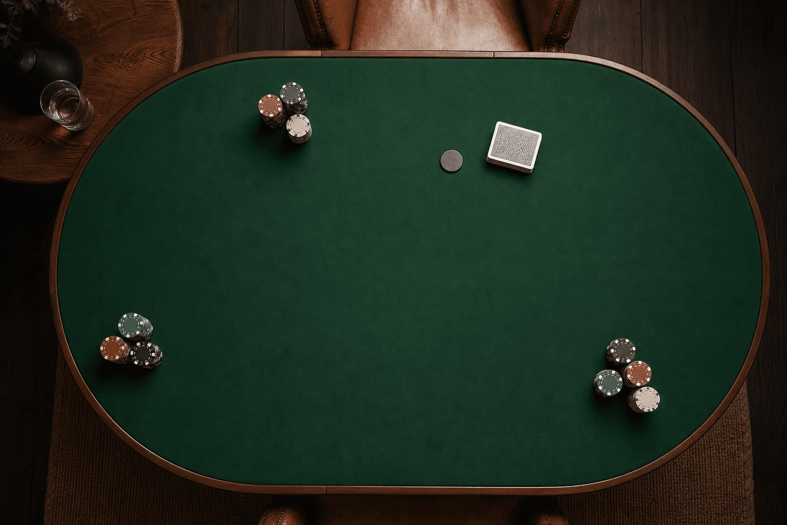 Veduta dall'alto di un tavolo da poker verde con fiches, mazzo di carte e bottone del dealer.